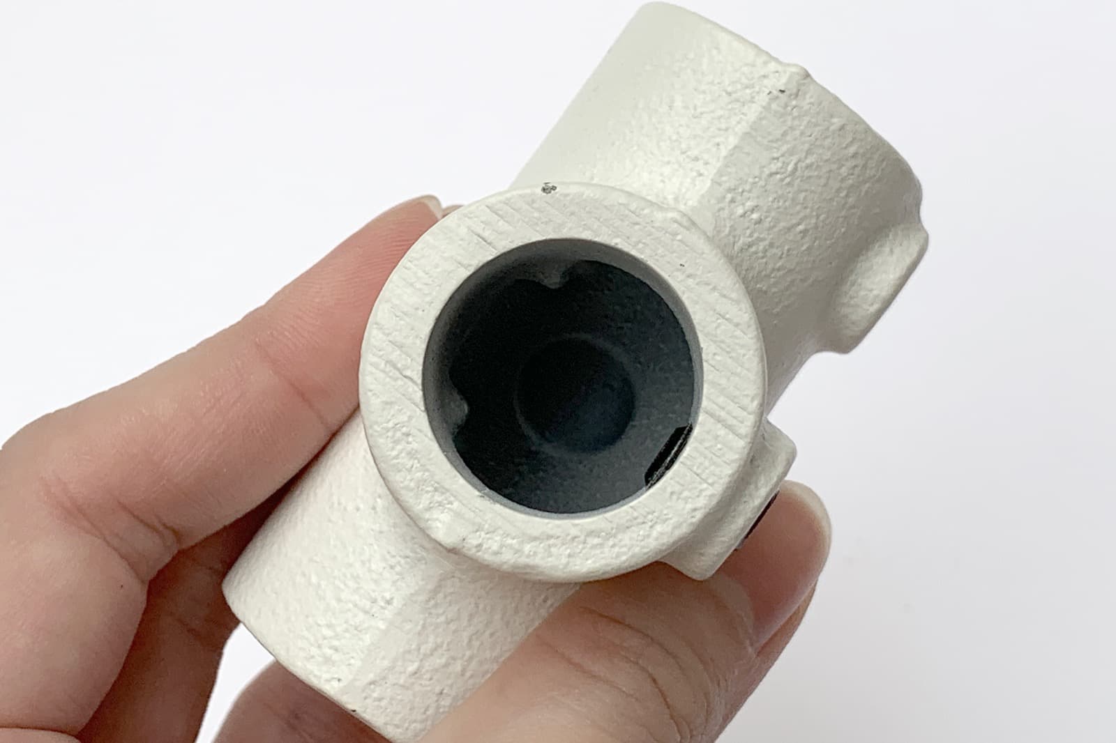 アイアンハンガーパイプ E型-天井吊セット H500 ホワイト PS-HB008-62-G141 短手のこの向きの筒にもストッパーがついておりパイプを20mm差し込んだところで止まります