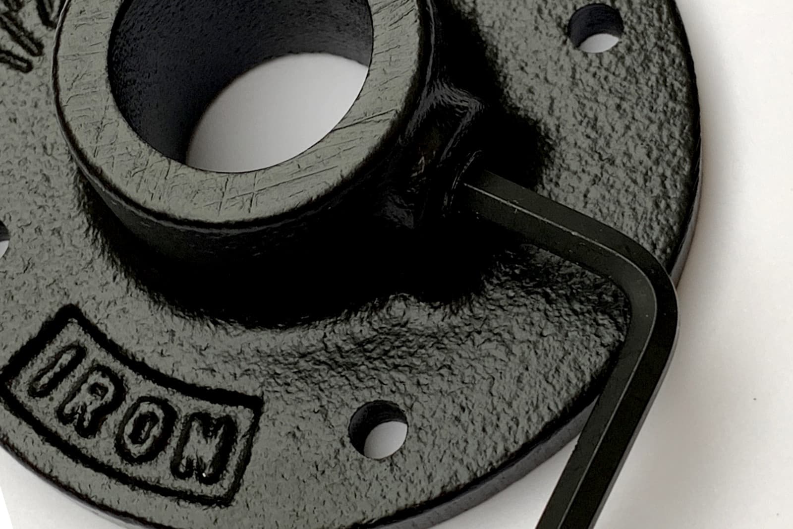 アイアンハンガーパイプ F型-天井吊セット H300 ブラック PS-HB008-71-G141 六角ボルトをL型六角レンチで締めてパイプを固定します