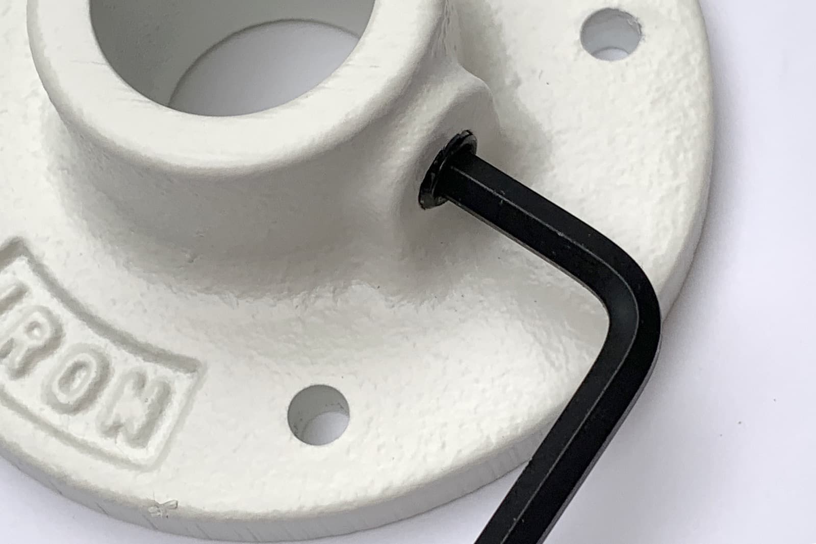 アイアンハンガーパイプ F型-棚下吊セット H100 ホワイト PS-HB008-70-G141 六角ボルトをL型六角レンチで締めてパイプを固定します