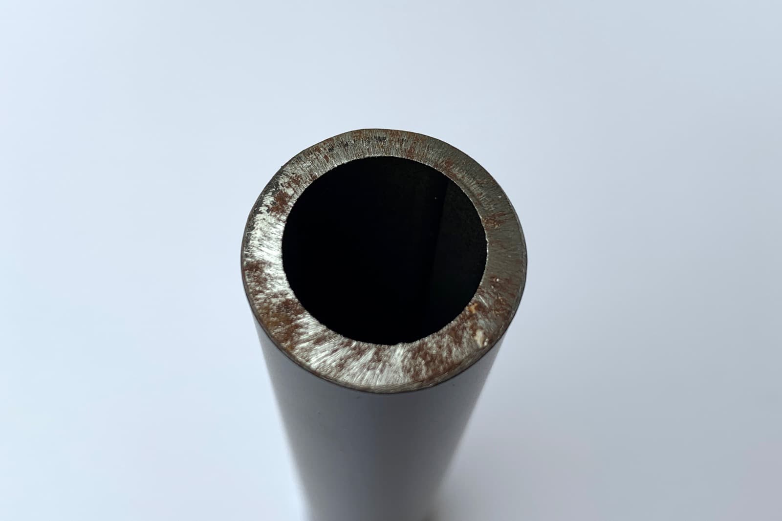 アイアンハンガーパイプ 水平パイプ L500 ホワイト PS-HB008-22-G141 製作工程の都合上お届け時に、パイプの端部にサビが発生している可能性もありますが、設置後はエルボやフランジで隠れて見えることはありません