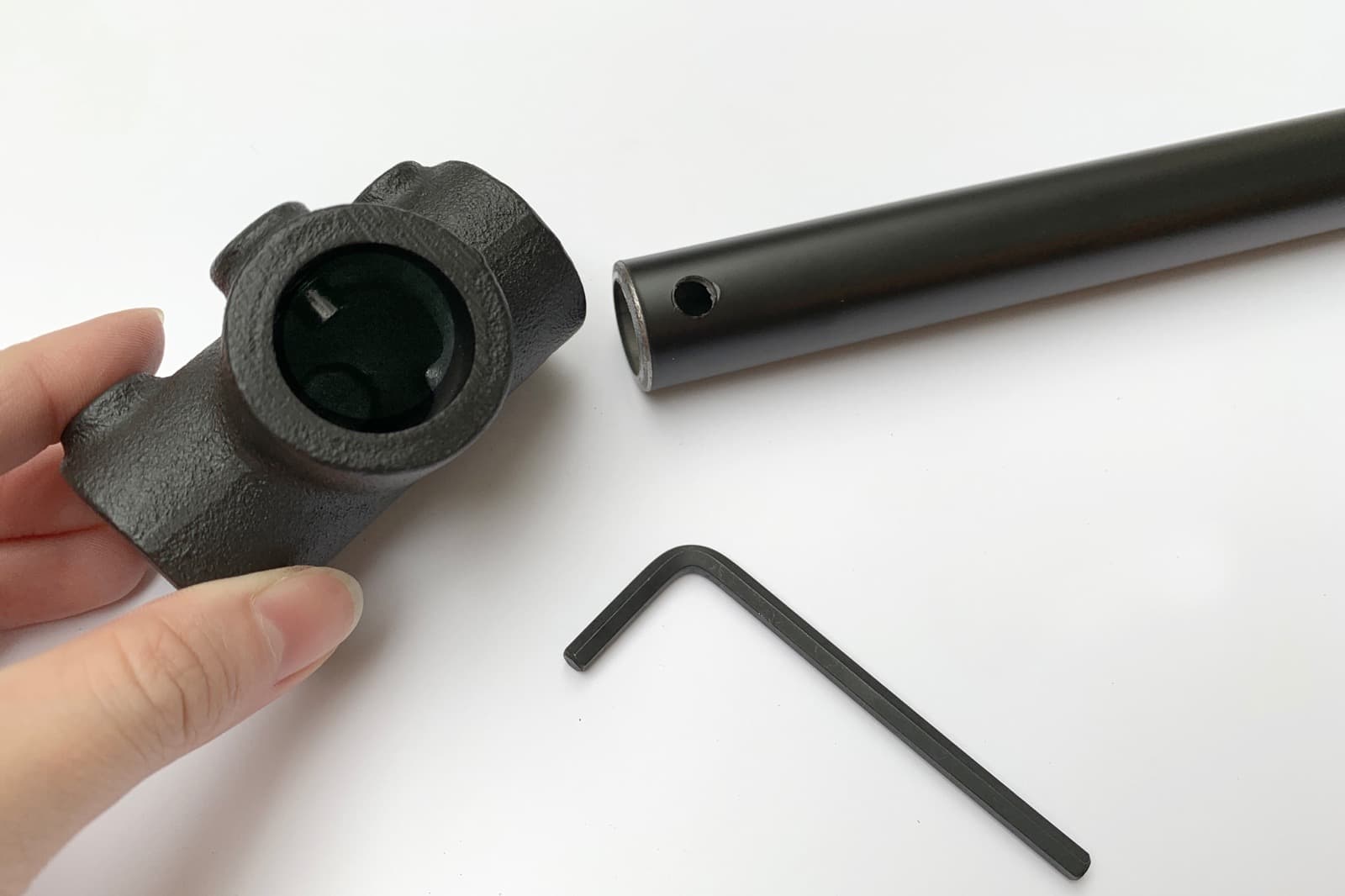 アイアンハンガーパイプ 吊りパイプ H300用 ブラック PS-HB008-29-G141 エルボやフランジにもともと組み込まれている短いボルトを外し、吊り用ボルトに付け替えてお使いください