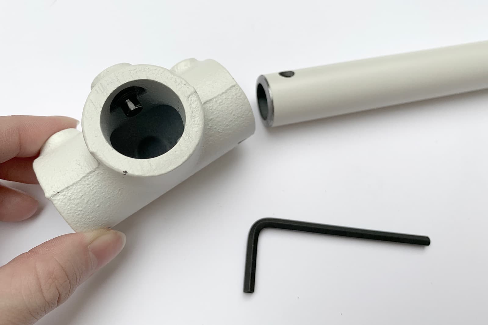 アイアンハンガーパイプ 吊りパイプ H500用 ホワイト PS-HB008-32-G141 エルボやフランジにもともと組み込まれている短いボルトを外し、吊り用ボルトに付け替えてお使いください