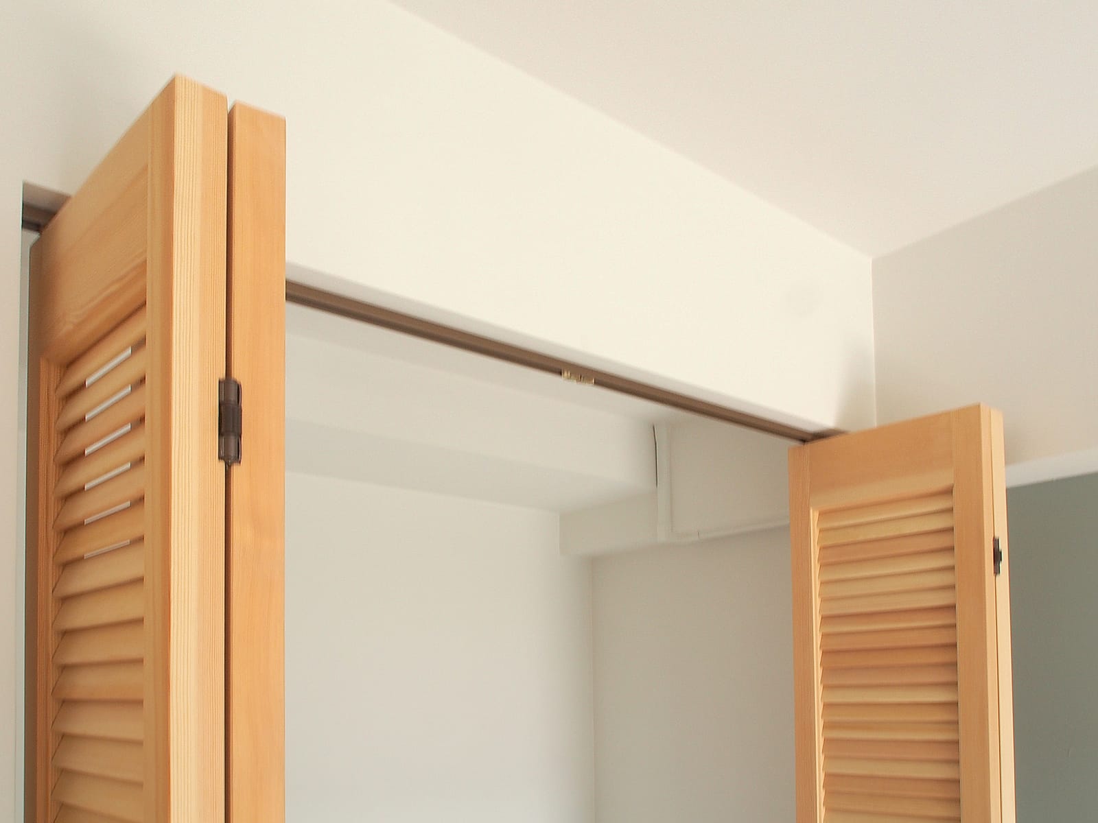 木製パインルーバー折れ戸 片開き 752×2007 DW-DR011-02-G111 （写真は両開き 1209×2007）